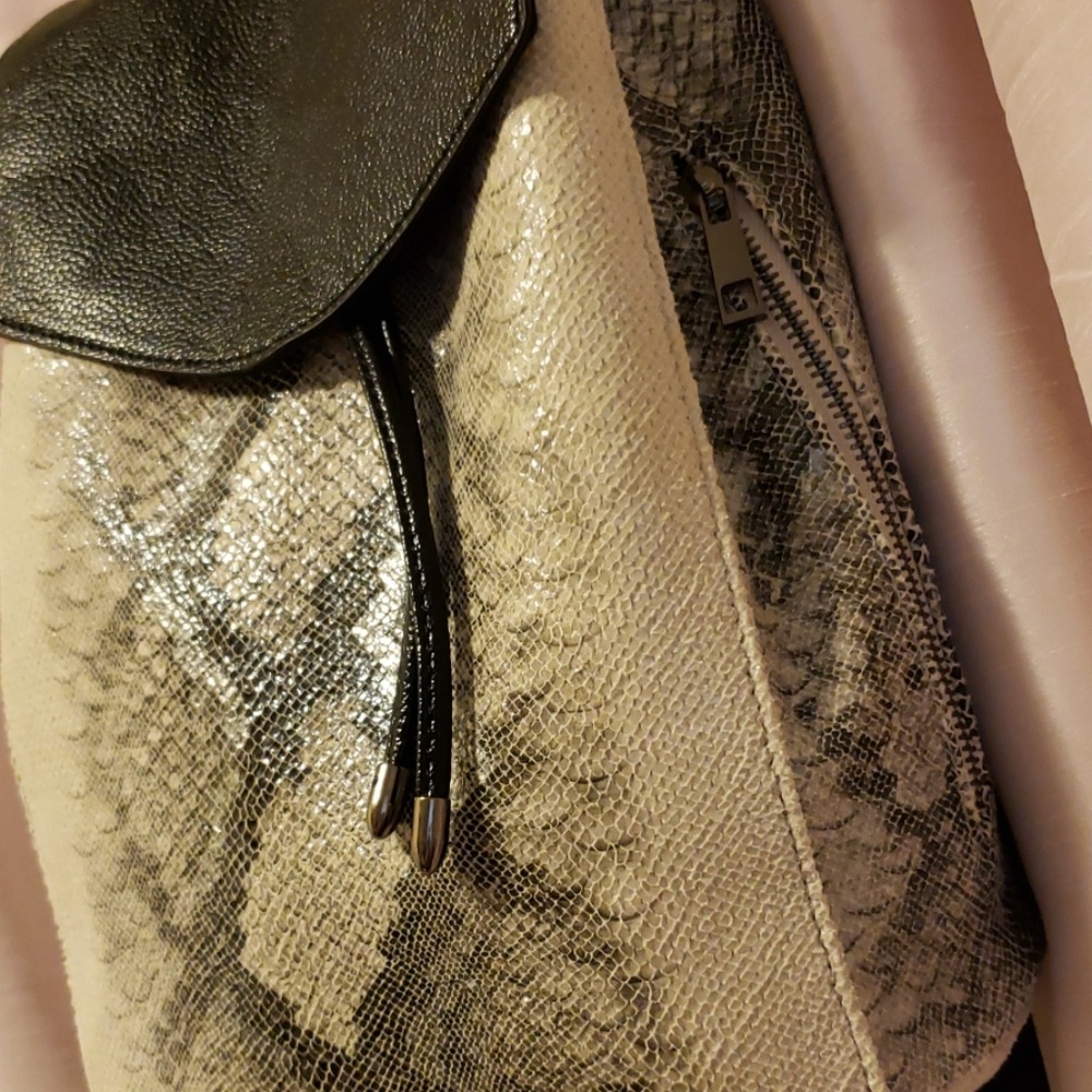 Python Backpack Host Pick - Picture 3 of 5